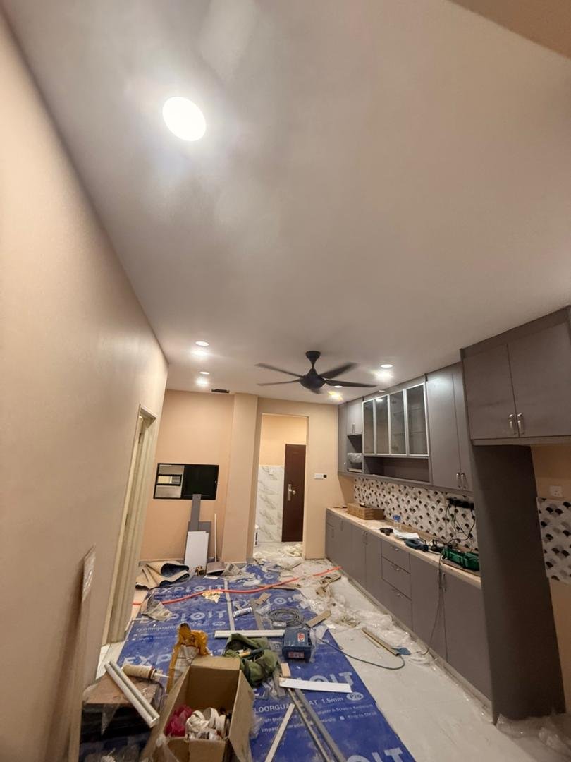Dapur kediaman yang telah siap dengan kipas siling, lampu litup dan pendawaian kabinet.
